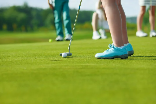 Crianças jogando golfe — Fotografia de Stock