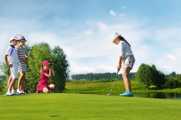 Crianças jogando golfe — Fotografia de Stock