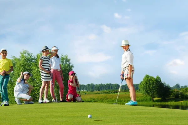 Kids playing golf — Stock Photo, Image