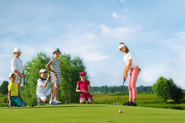 Crianças jogando golfe — Fotografia de Stock