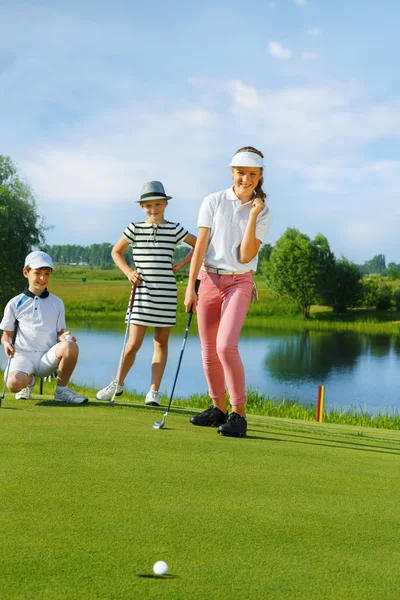 Дети играют в гольф — стоковое фото
