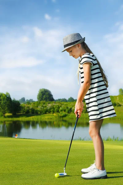 Crianças jogando golfe — Fotografia de Stock