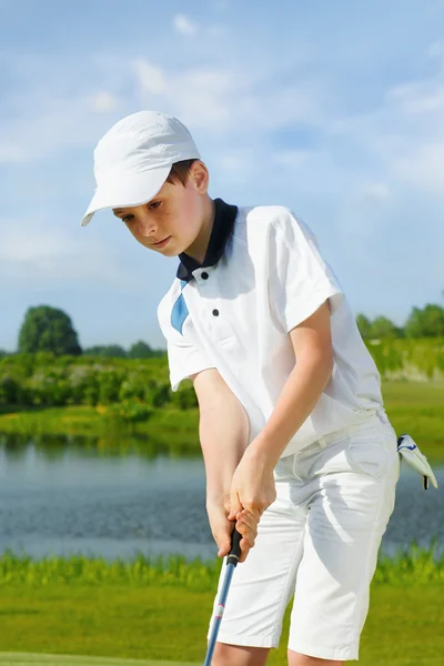 Junge beim Golfspielen — Stockfoto