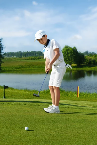Jongen golfen — Stockfoto