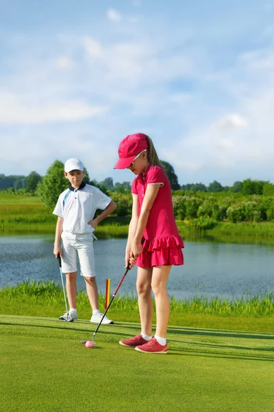 Niños jugando al golf — Foto de Stock