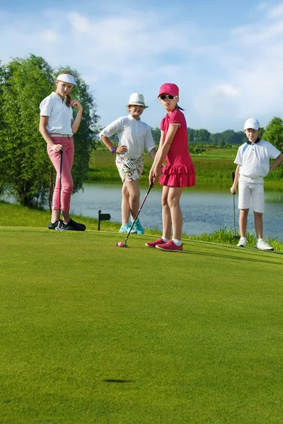 Crianças jogando golfe — Fotografia de Stock