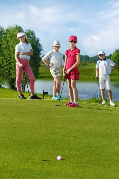 Crianças jogando golfe — Fotografia de Stock