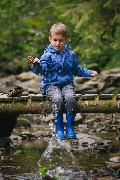 Avventure per bambini nella foresta — Foto Stock