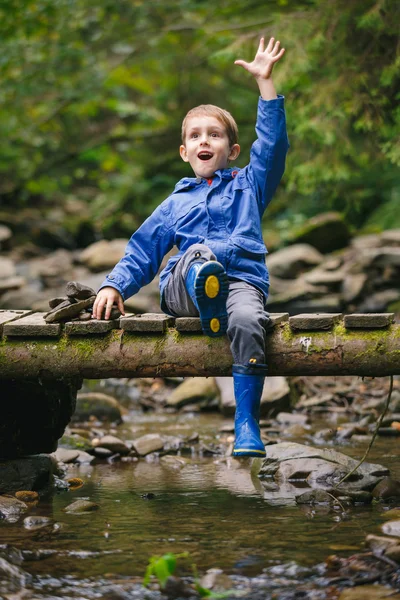 Crianças aventuras na floresta — Fotografia de Stock