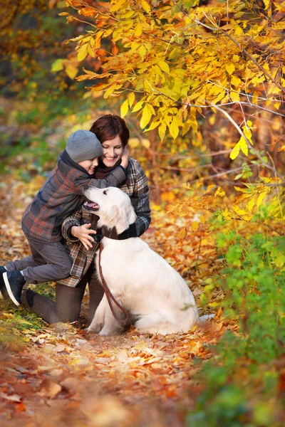Ευτυχισμένη μαμά και το γιο της με σκύλο — Φωτογραφία Αρχείου