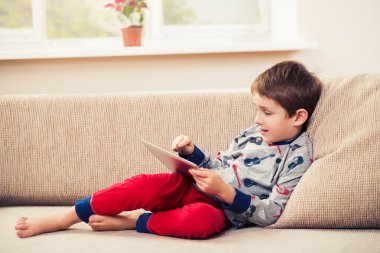 Dijital tablet ile oynayan çocuk