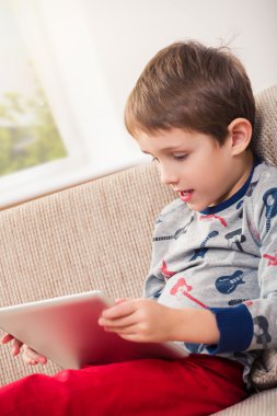 Dijital tablet ile oynayan çocuk