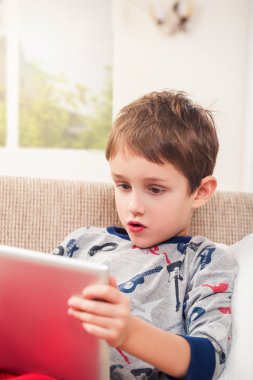Dijital tablet ile oynayan çocuk