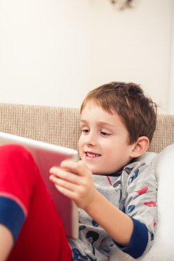 Dijital tablet ile oynayan çocuk