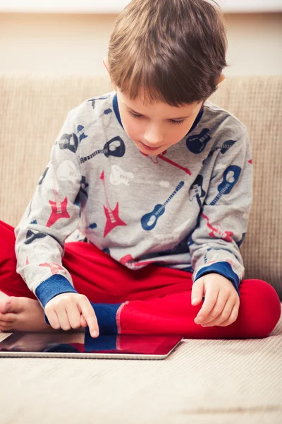 Niño jugando con la tableta digital — Foto de Stock