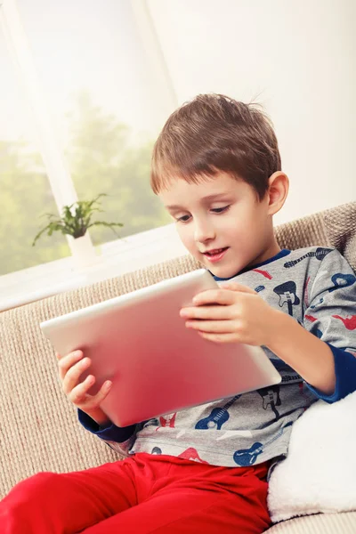 Chlapec hrát s digitálním tabletu — Stock fotografie