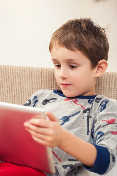 Chłopiec bawi się cyfrowy tablicowy — Zdjęcie stockowe