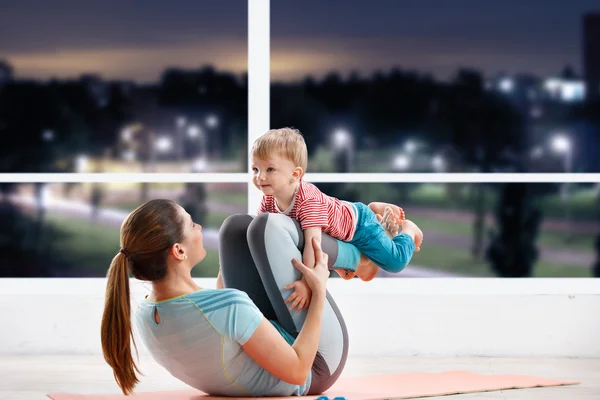 Dětské fitness s mámou — Stock fotografie