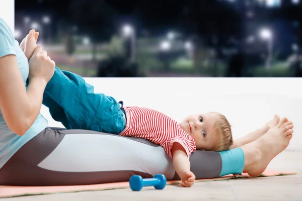 Baby fitness with mom — Stock Photo, Image