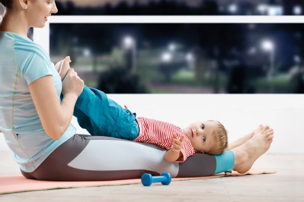 Baby fitness met moeder — Stockfoto