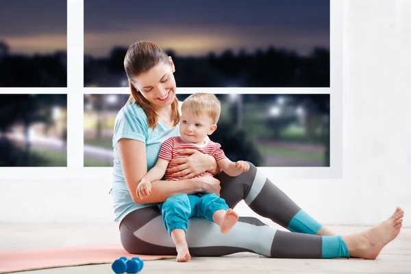 Baby gym med mamma — Stockfoto