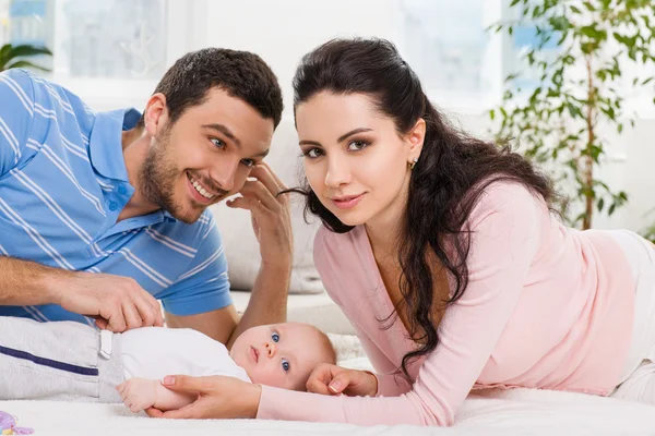Glad ung familj med baby — Stockfoto
