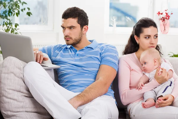 Indifferent father dont looking at his family — Stock Photo, Image