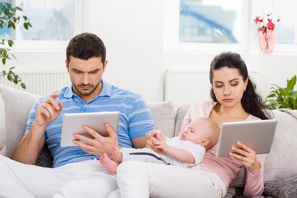 Padres indiferentes no miran a su bebé — Foto de Stock