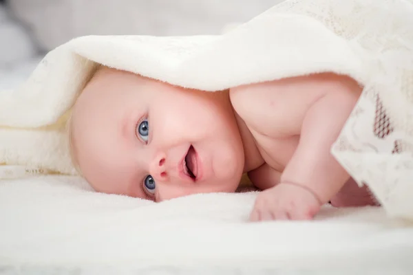 Pequeño bebé feliz — Foto de Stock