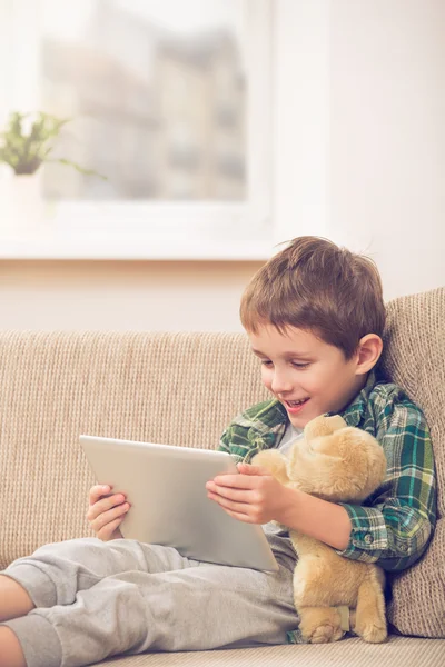 Pojke leker med digital tablet — Stockfoto