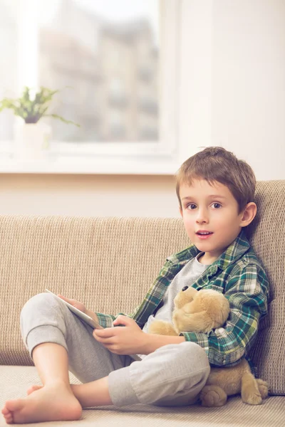 Niño jugando con la tableta digital — Foto de Stock