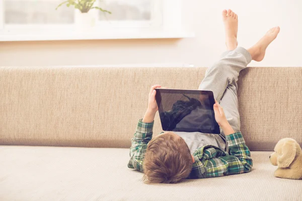 Pojke leker med digital tablet — Stockfoto