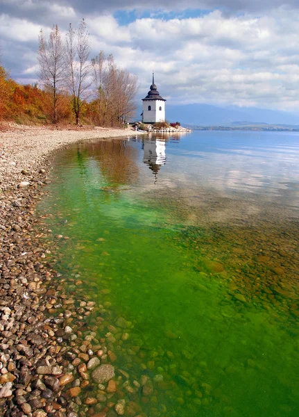 Outono no lago Liptovska Mara, Eslováquia — Fotografia de Stock