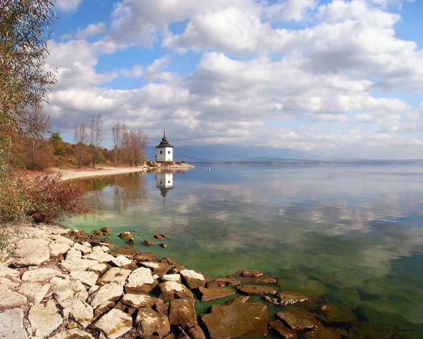 Őszi parti a Liptovská Mara-tó, Szlovákia Jogdíjmentes Stock Képek