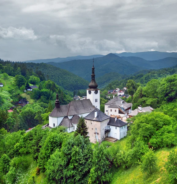 Una vista nublada de la Iglesia de la Transfiguración, Spania Dolina — Foto de Stock