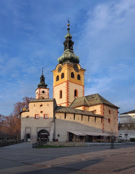 Um pôr-do-sol no castelo da cidade em Banska Bystrica, Eslováquia — Fotografia de Stock