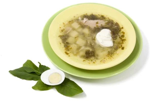 Yeşil borsch ekşi krema ile