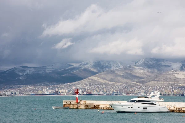 ヨットや灯台に桟橋の近くのボート. — ストック写真