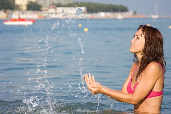 Jeune fille dans la mer — Photo