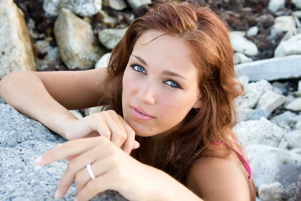 Portrait d'une jeune femme aux yeux bleus — Photo