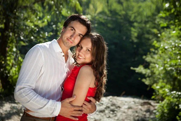 Pareja de amantes en el bosque — Foto de Stock