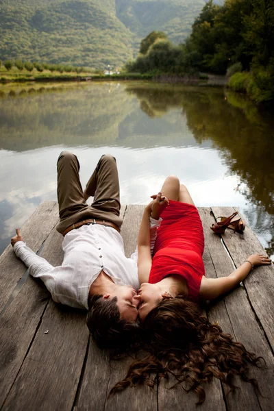 男と女を見ているお互いの木製の橋の — ストック写真