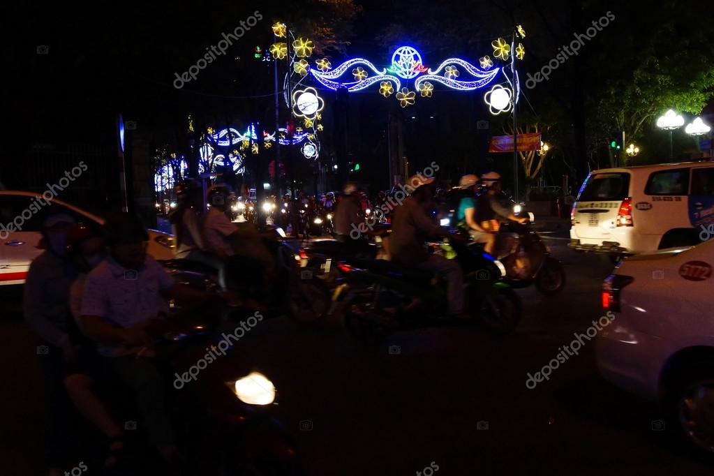 Motor scooters en verlichting voor Tet Lunar New Year — Stockfoto ... Motor scooters en verlichting voor Tet Lunar New Year — Stockfoto ...