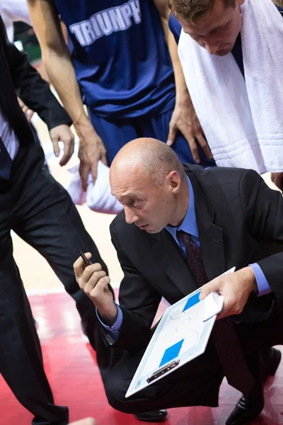 Head coach för Bc triumf Vasiliy Karasev under en timeout — Stockfoto