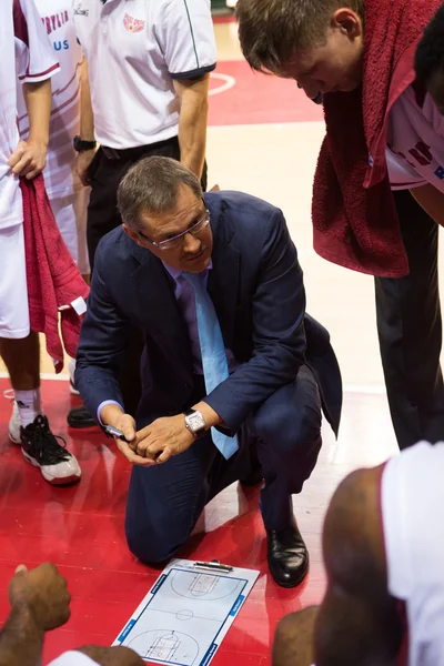 Hoofdcoach van Bc Krasnye Krylja Sergey die tijdens een timeout — Stockfoto