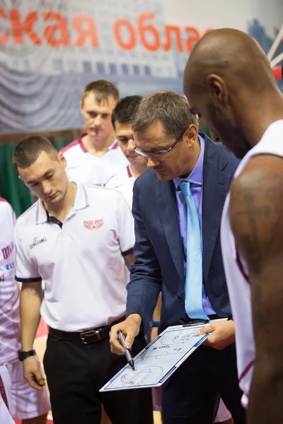 Head coach of BC Krasnye Krylia Sergey Bazarevich during a timeout — Stock Photo, Image