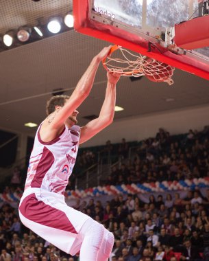 M.ö. Krasnye Krilya center Artem Zabelin (35) iki elle slam dunk yapar