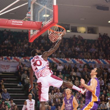 Slam dunk M.ö. Krasnye Krilya ileri Julian Wright (30) yapar