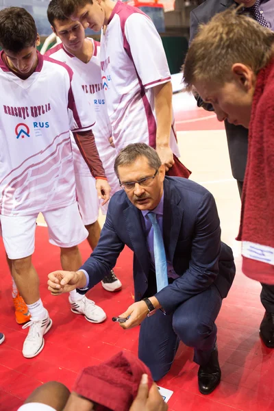 Entrenador principal de BC Krasnye Krylia Sergey Bazarevich durante un tiempo fuera —  Fotos de Stock