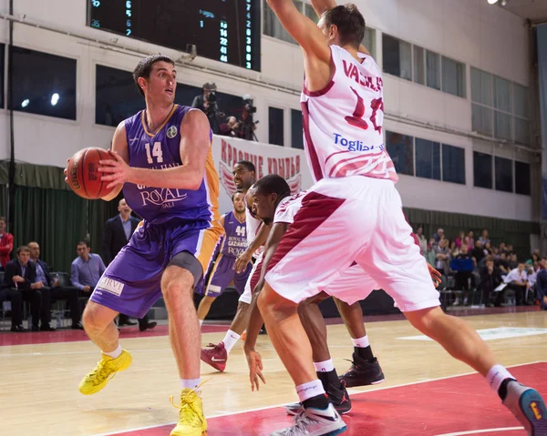 BC Royal Hali Gaziantep frente Dejan Borovnjak (14) dirige para a cesta — Fotografia de Stock